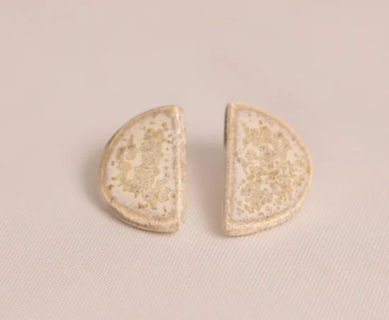 Brinco Meia-lua Inteira Branco Caramelo