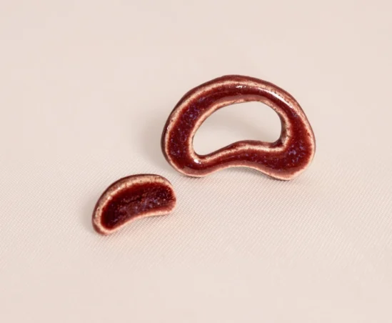 Brinco Assimétrico Grená