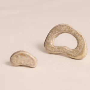 Brinco Assimétrico Branco Caramelo