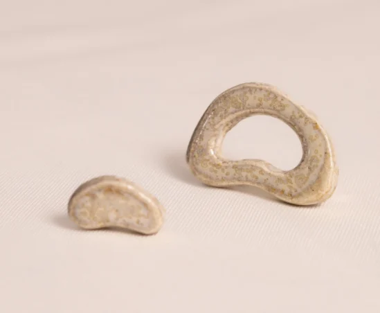 Brinco Assimétrico Branco Caramelo