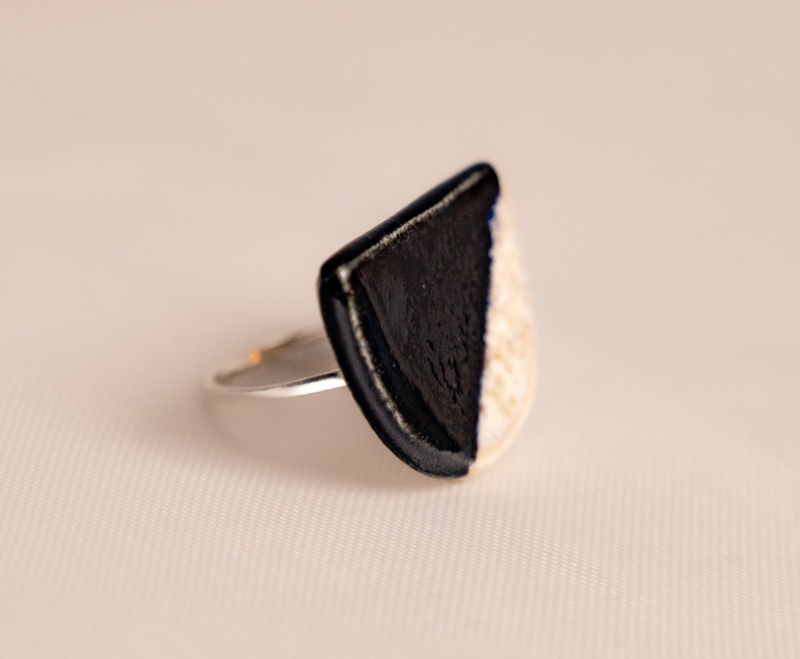 Anel Meia-Lua Inteira Branco Caramelo e Preto Ébano